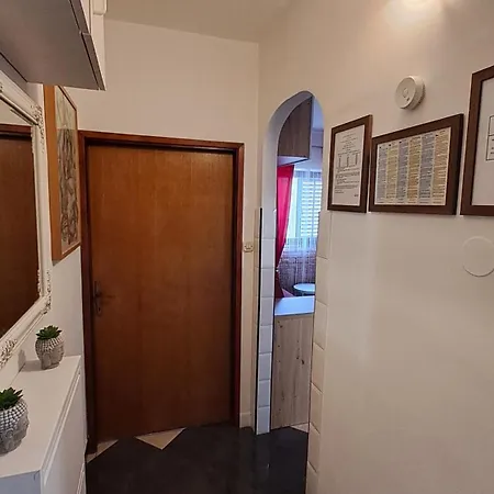 Red Gold Apartment *