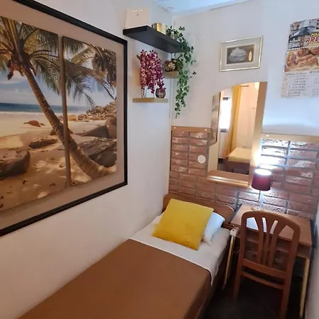 Red Gold Apartment *
